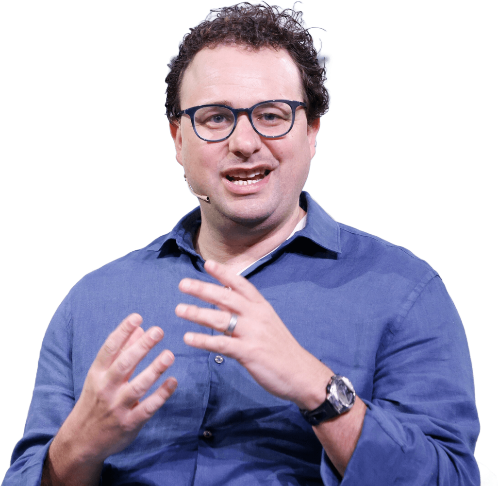 Dario Amodei, CEO de Anthropic, habla con las manos en alto durante una entrevista en TechCrunch Disrupt 2023.