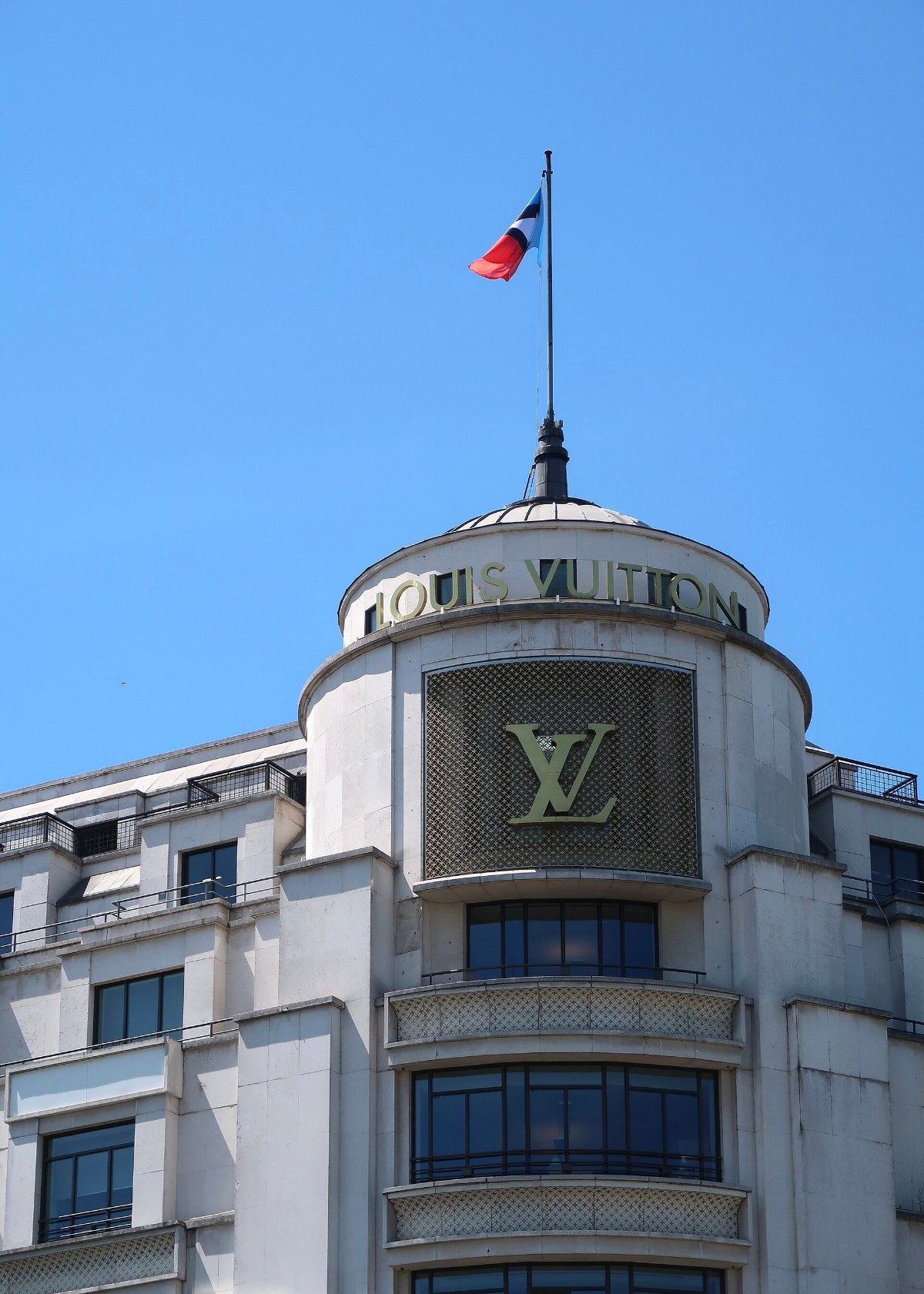 La cúpula del edificio de Louis Vuitton en el 101 de los Champs-Élysées, con el monograma y la bandera.