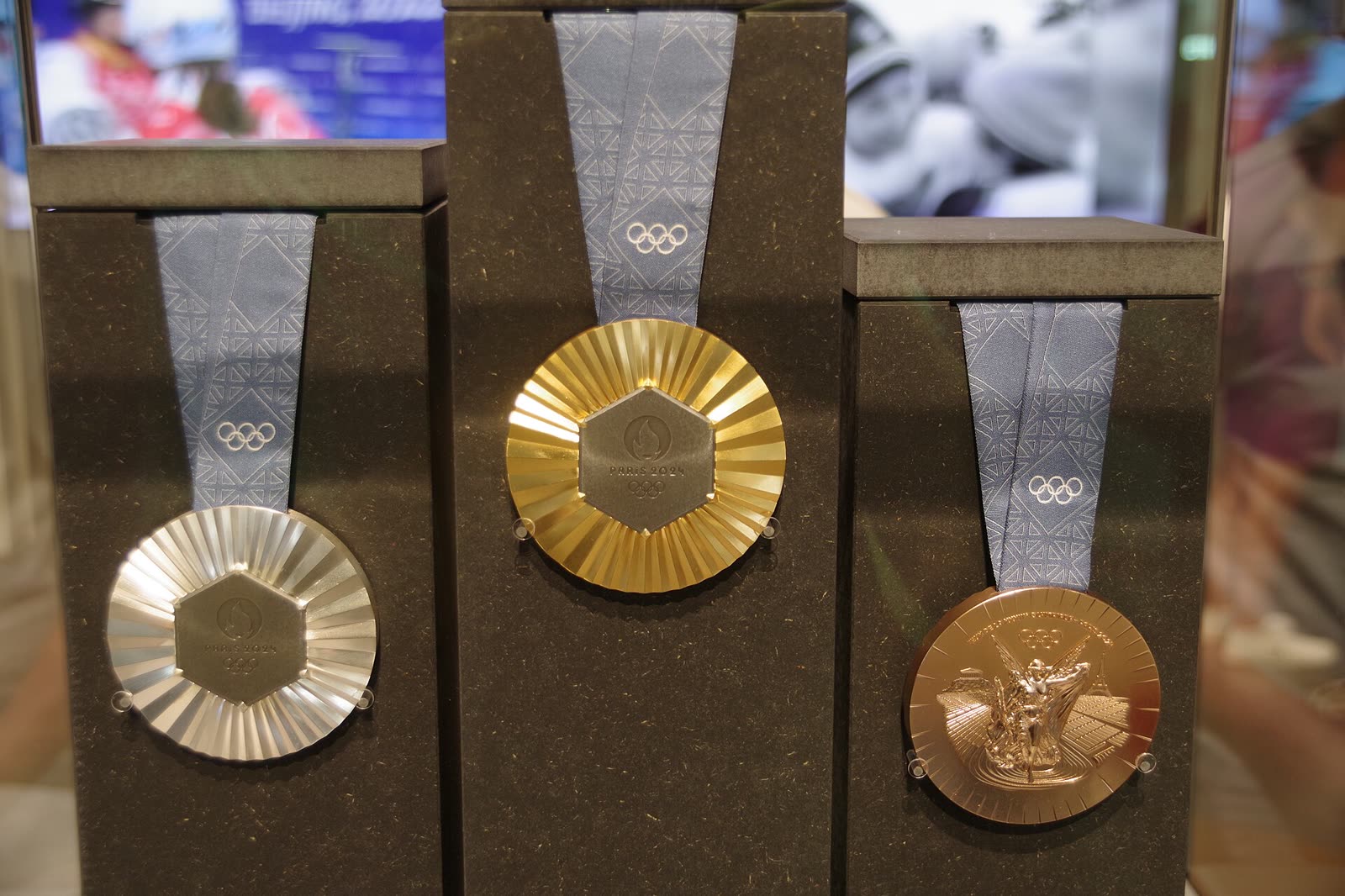 Las medallas de oro, plata y bronce de París 2024, diseñadas por Chaumet, en exhibición.