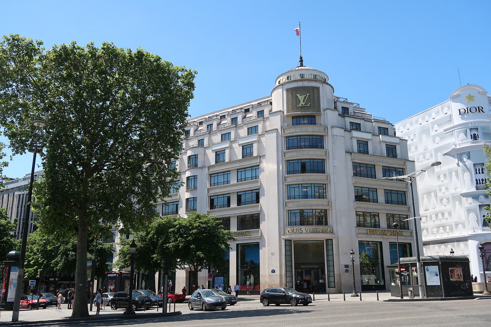 Los locales de Louis Vuitton y Dior, pared con pared, en los Champs-Élysées.