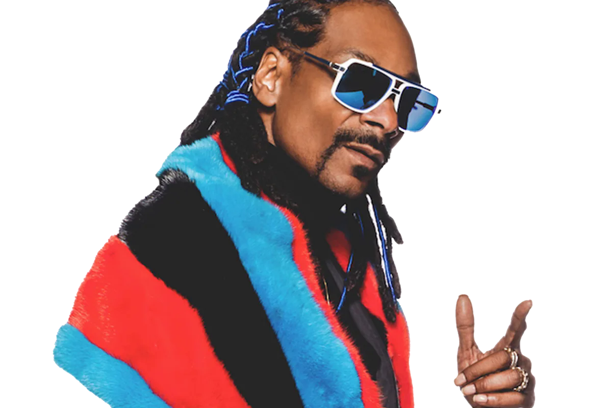 Snoop Dogg, con anteojos espejados y una estola de piel en rojo, celeste y negro, hace la V con los dedos sobre fondo blanco.